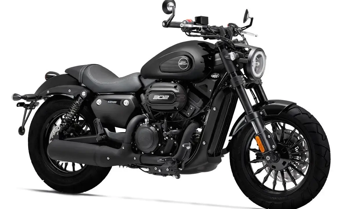 Motocicleta negra estilo cruiser, ideal para tu carnet moto 500cc. Diseño moderno y potente.