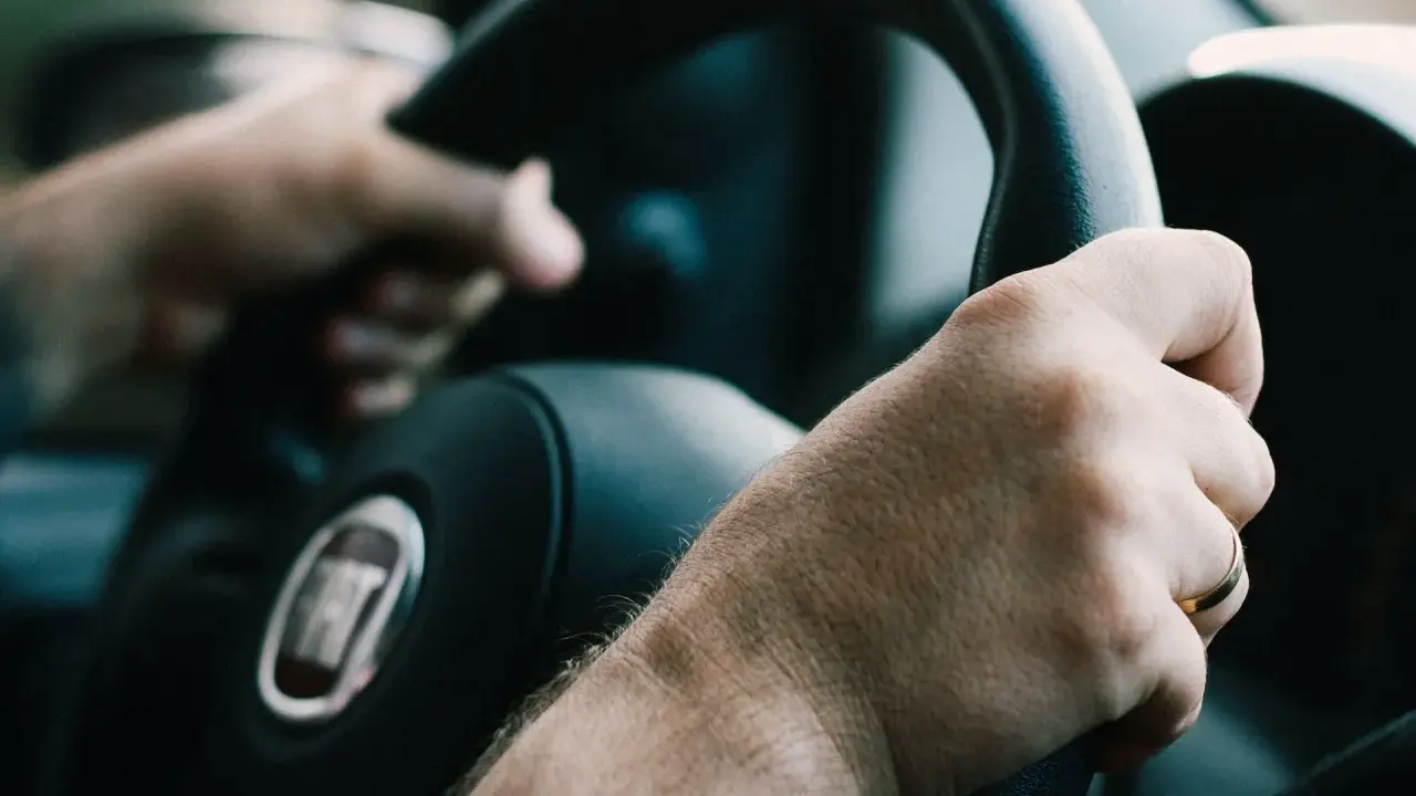 Manos al volante, sintiendo la libertad que da el carnet de que puedo conducir.