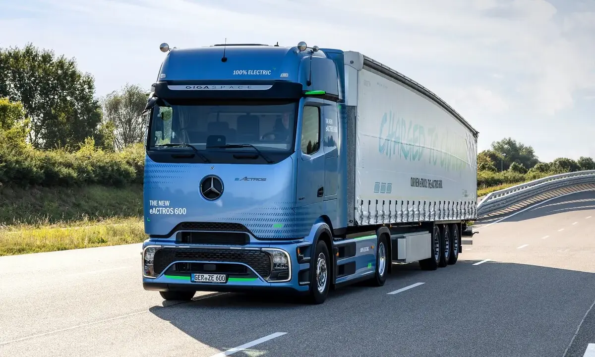 Camión eléctrico azul eActros 600 en carretera, listo para el toll collect en Alemania.
