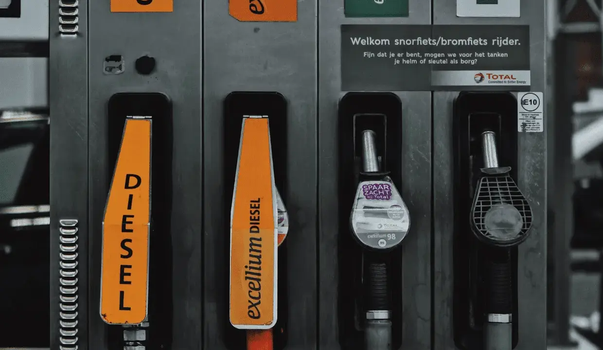 Dispensadores de combustible con etiquetas "DIESEL" y "excellium DIESEL". El precio del transporte por kg varía según el tipo de combustible.