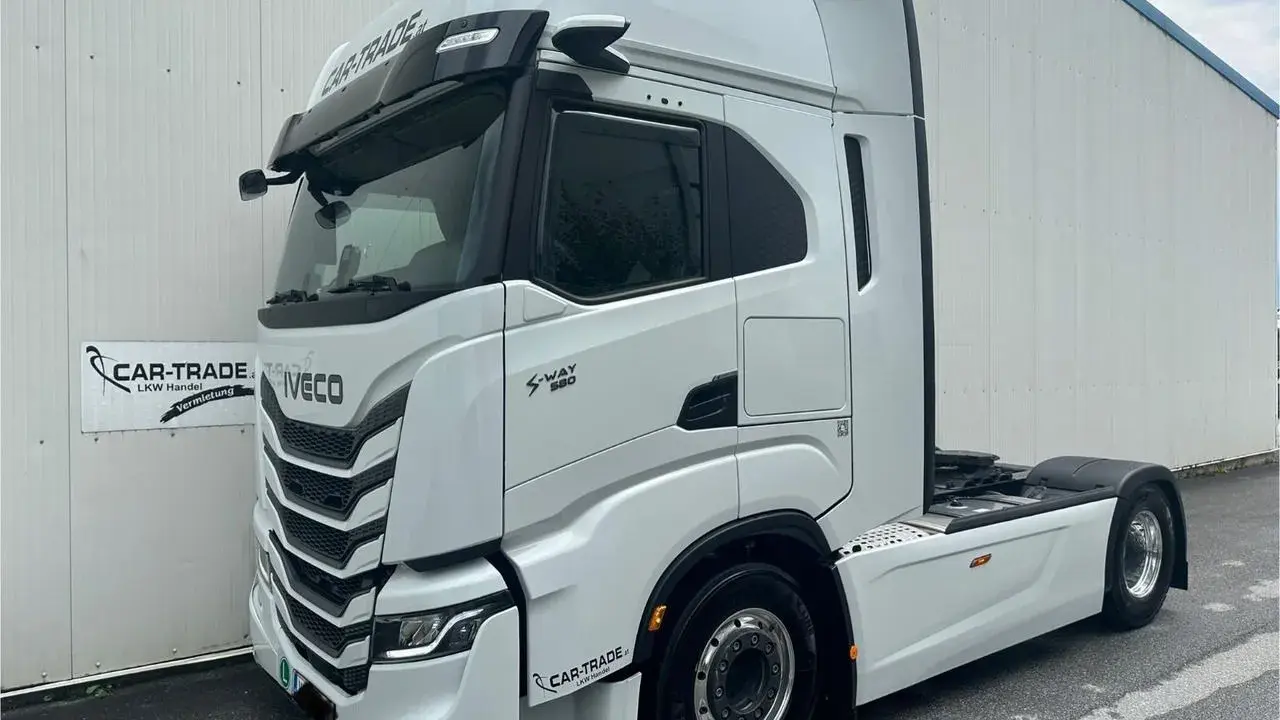 Camión blanco Iveco S-Way 580, listo para la carretera.