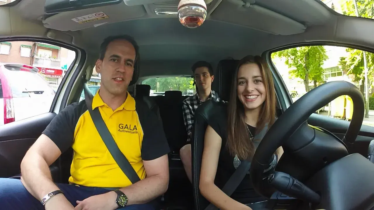 Instructor de autoescuela sonríe junto a dos alumnos en un coche. ¡Listos para el turismo y el aprendizaje!