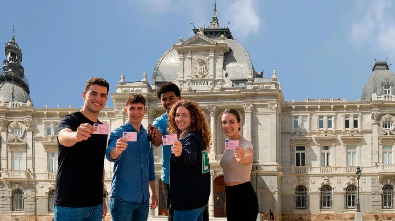 Cinco jóvenes sonríen mostrando sus permisos de conducir. ¡El carnet BTP ya no existe, pero la libertad de conducir sí!