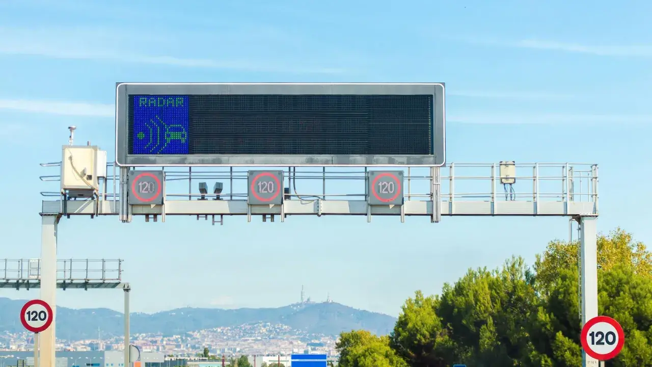 Panel electrónico indica radar y límite de 120 km/h. ¡Cuidado con la multa por línea continua!