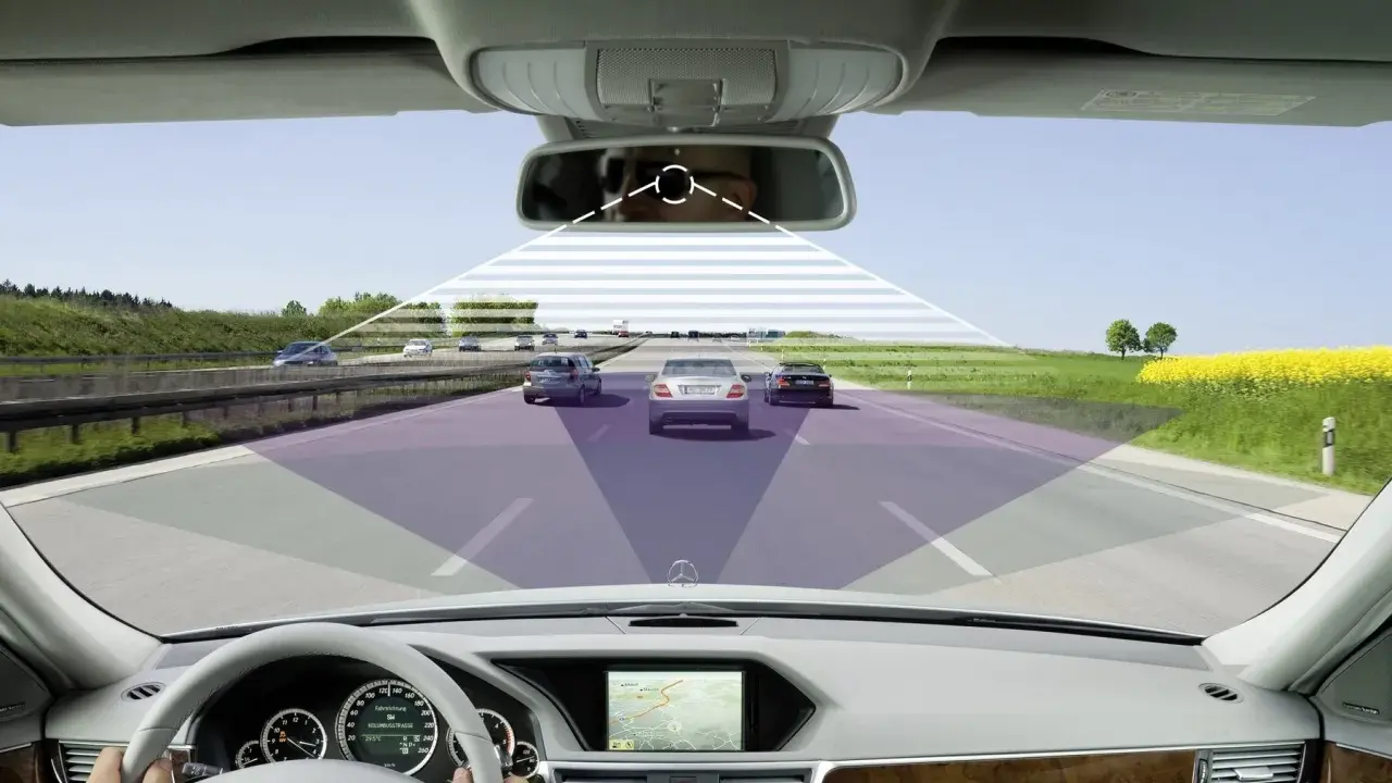 Vista desde el interior de un coche en autopista, mostrando cómo los **sistemas ADAS** detectan otros vehículos y el entorno.