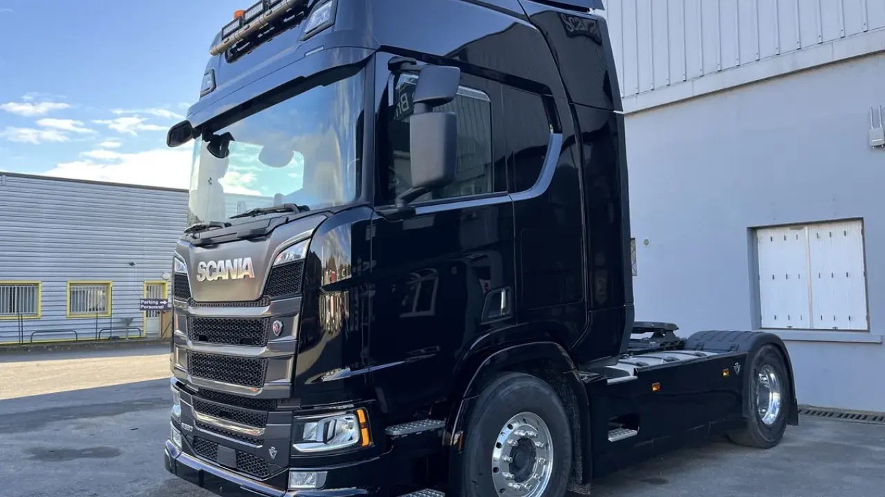 Camión Scania R590 negro brillante, listo para la carretera.