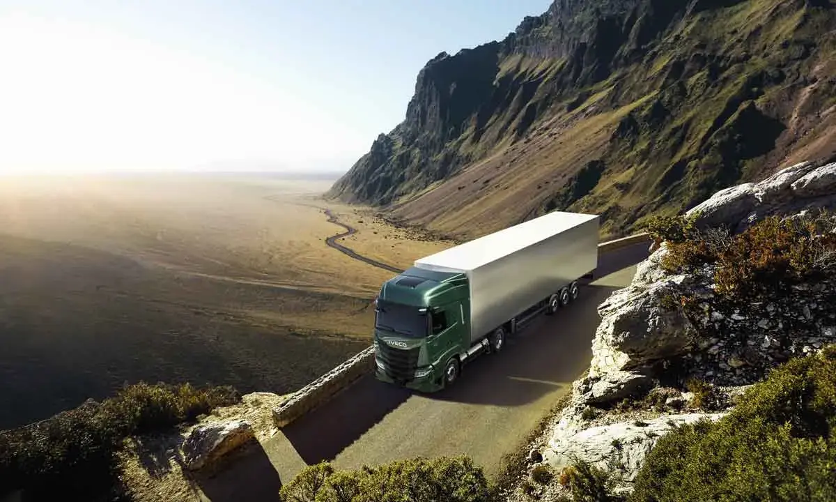Camión Iveco S-Way 530 verde en carretera montañosa. Las opiniones sobre este modelo son muy positivas.