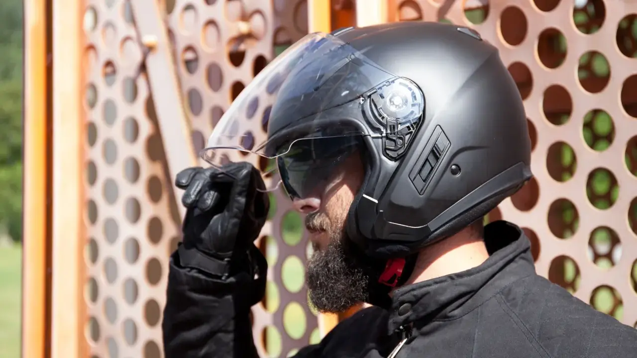 Hombre con barba y casco negro, listo para montar en quad. Es obligatorio llevar casco en un quad para tu seguridad.
