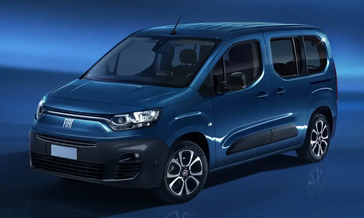 Furgoneta Fiat Doblo azul, ideal para familias, con detalles de diseño y un vistazo a sus dimensiones.
