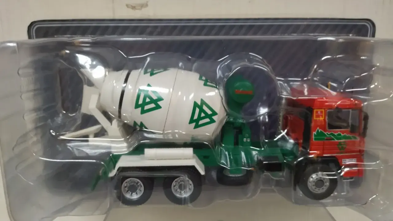 Camión hormigonera Pegaso Trakker en miniatura, con tambor blanco y verde, cabina roja y detalles verdes.