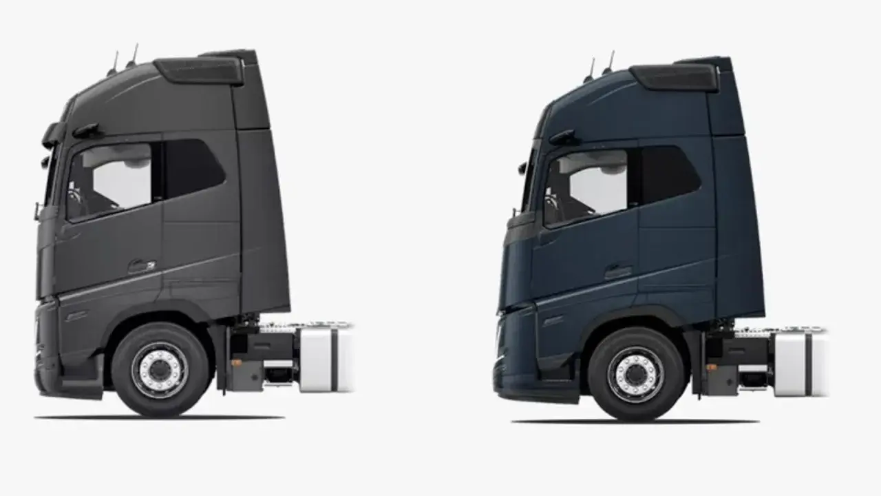 Dos camiones Volvo, uno gris y otro azul oscuro, listos para la carretera. Elige el camión Volvo más potente para tus necesidades.