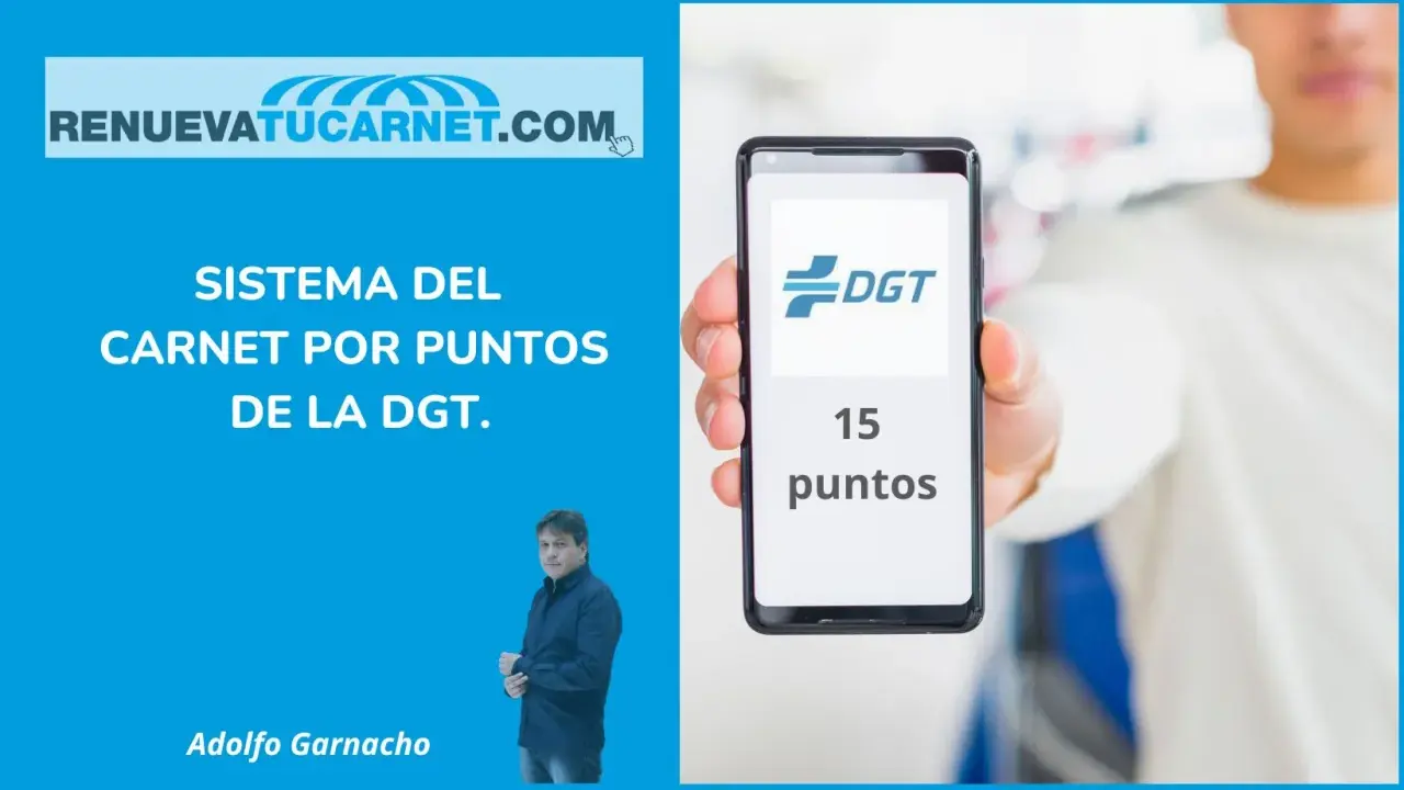 Hombre muestra móvil con 15 puntos DGT. Ideal para la recuperación puntos carnet online y gestionar tu permiso.