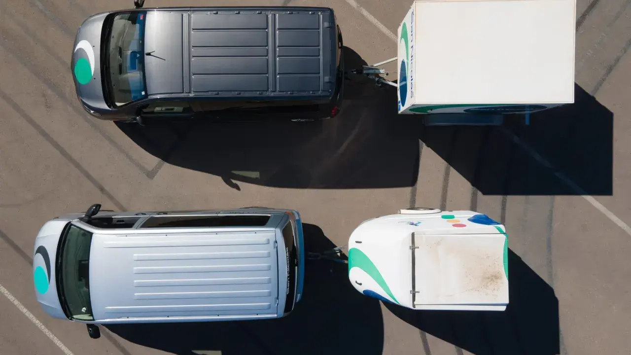 Dos furgonetas, una gris y otra plateada, tiran de remolques. Necesitarás un carnet para llevar caravana de más de 750 kg.