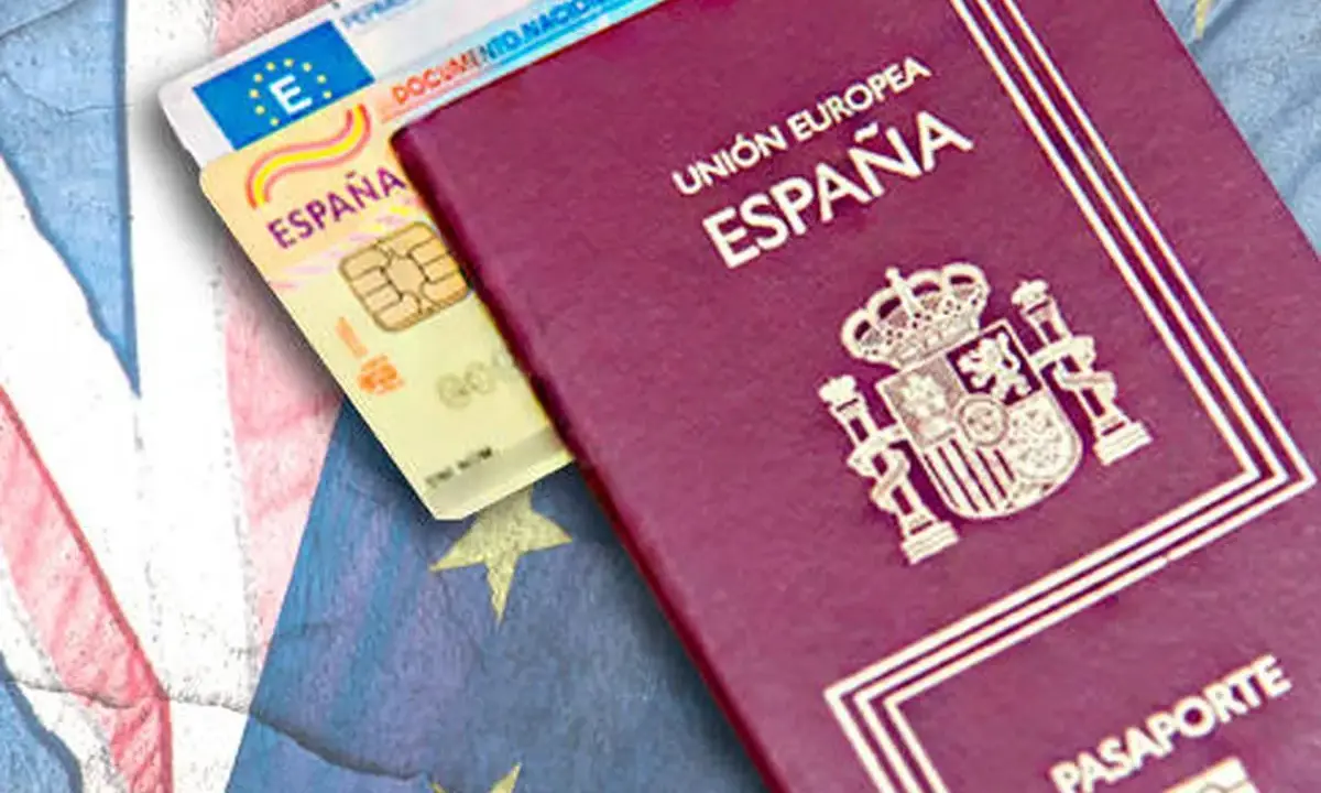 Pasaporte español y carnet de conducir, listos para un posible convenio Colombia España.