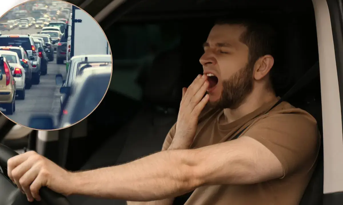 Es peligroso conducir con sueño porque la fatiga reduce la atención y los reflejos, como se ve en este conductor bostezando en medio de un atasco.