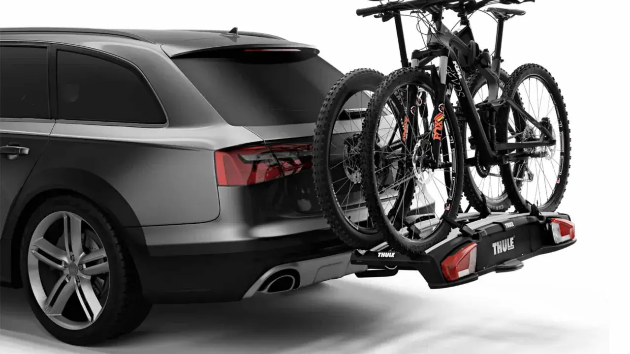 Portaequipajes trasero con dos bicicletas de montaña. Señalizar la carga que sobresale de un camión es crucial para la seguridad vial.