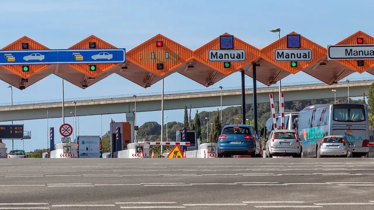Peajes manuales en carretera. Los coches esperan para pagar.