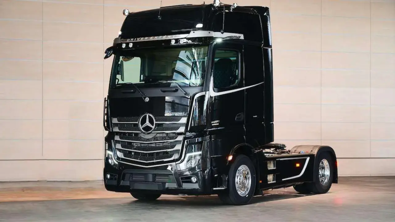 Camión Mercedes-Benz Actros L negro brillante, listo para la carretera.