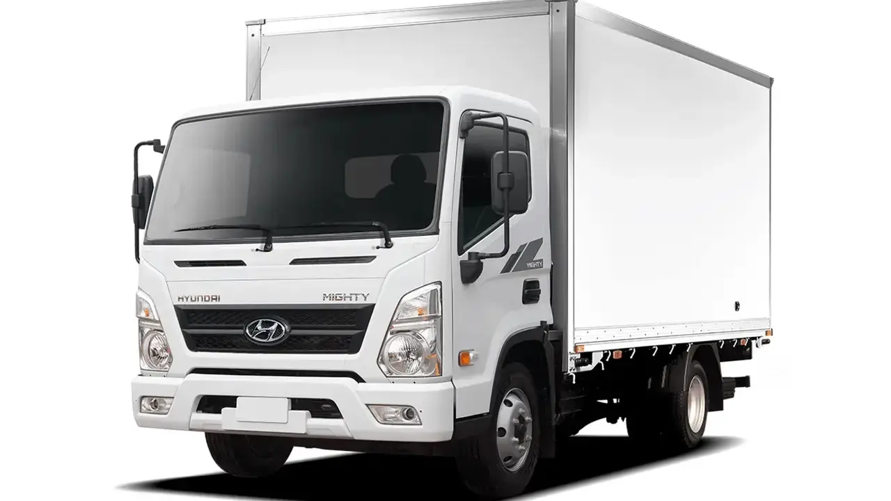 Camión Hyundai Mighty blanco, listo para obtener su permiso de circulación y empezar a transportar.