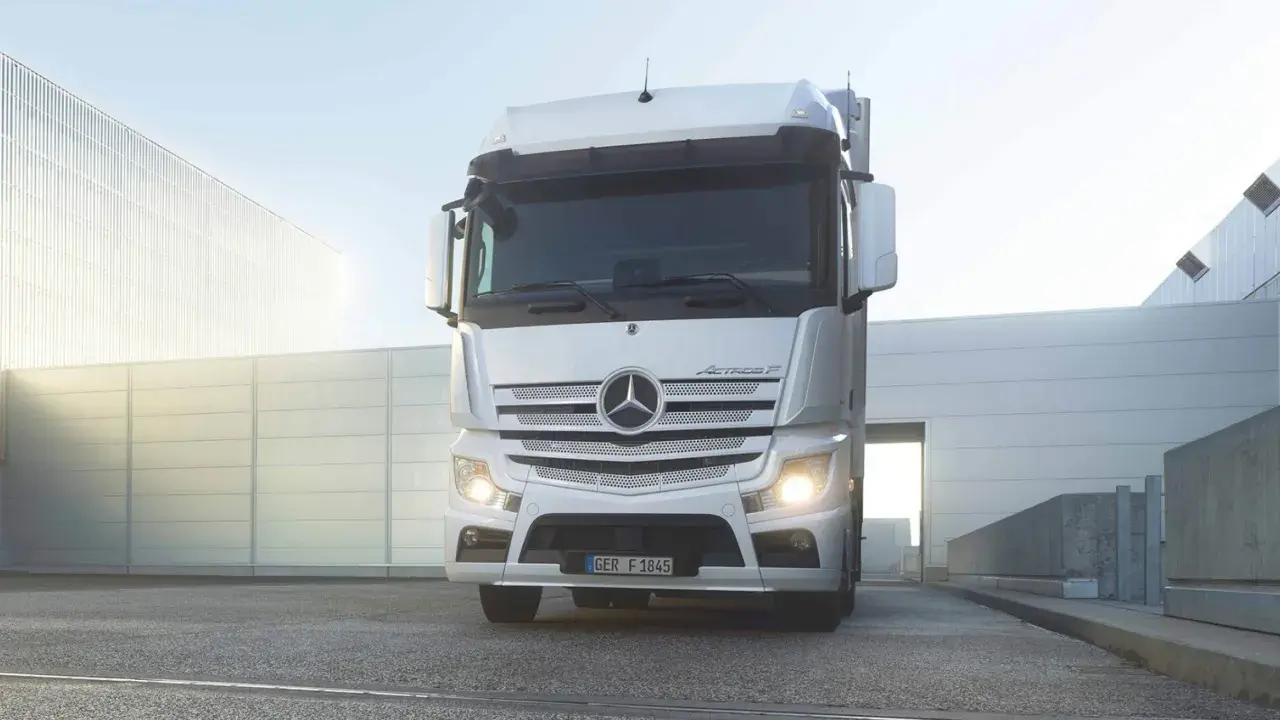 Camión Mercedes-Benz Actros F blanco, listo para la carretera, con su distintivo logo de estrella.