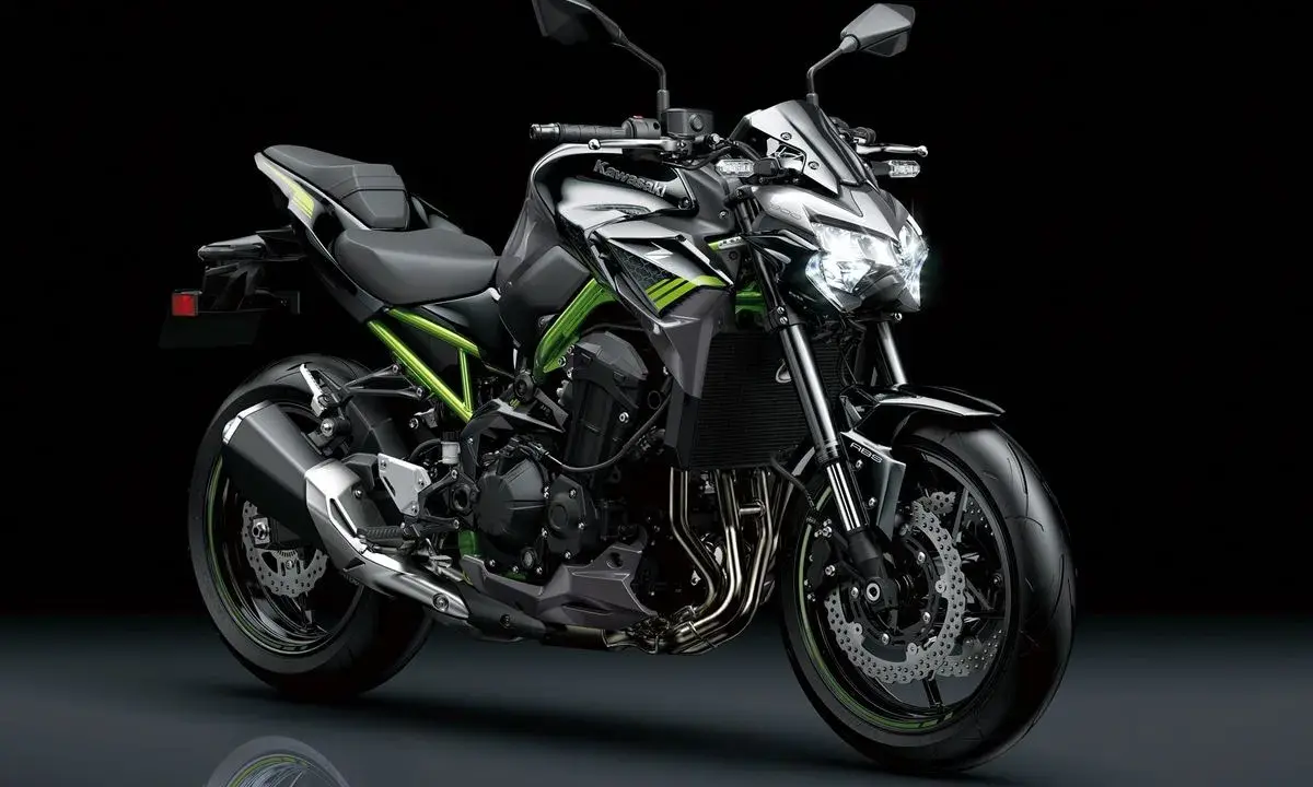 Kawasaki Z900 negra y verde, ideal para tu carnet A2. Potencia y estilo para la carretera.