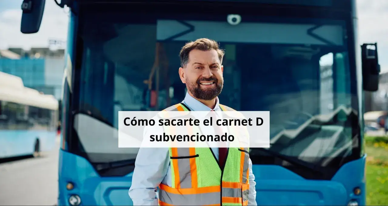 Hombre sonriente con chaleco reflectante frente a un autobús. Averigua cuánto cuesta el carnet de autobus D subvencionado.