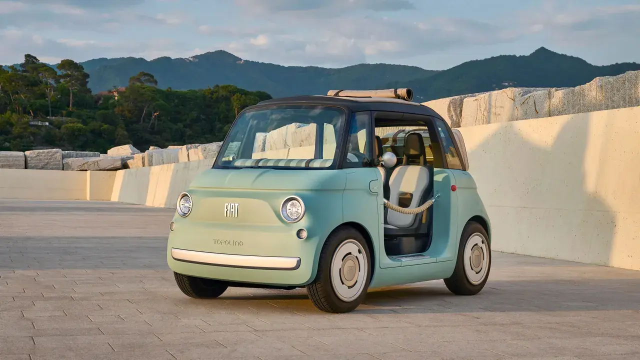 Fiat Topolino, uno de esos coches que no necesitan carnet de conducir, ideal para paseos veraniegos.