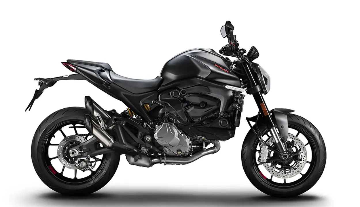 Ducati Monster negra, ideal para el carnet A2. Deportiva y ágil, lista para la aventura.