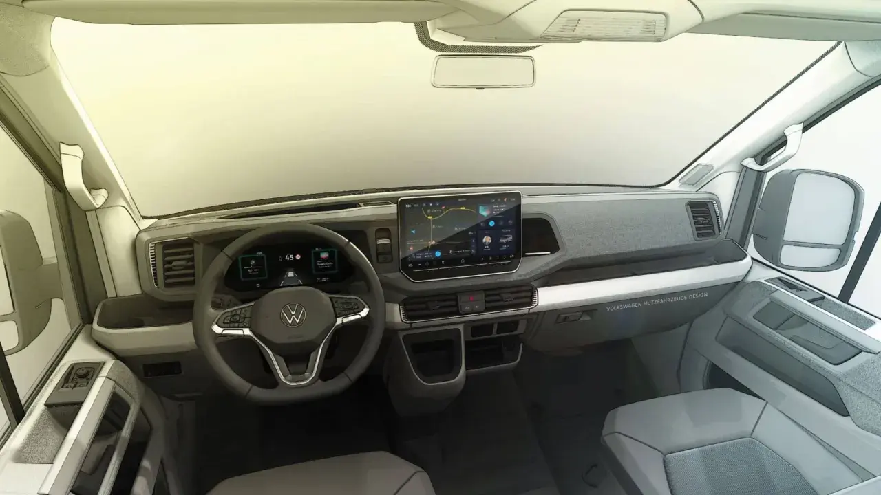 Interior de la Volkswagen Crafter, con pantalla táctil central, volante multifunción y diseño moderno.