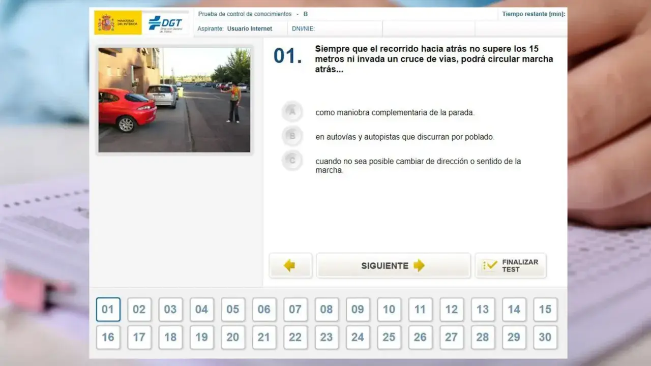 Pantalla de examen de la DGT con una pregunta sobre maniobras marcha atrás. Las preguntas más frecuentes DGT se resuelven así.