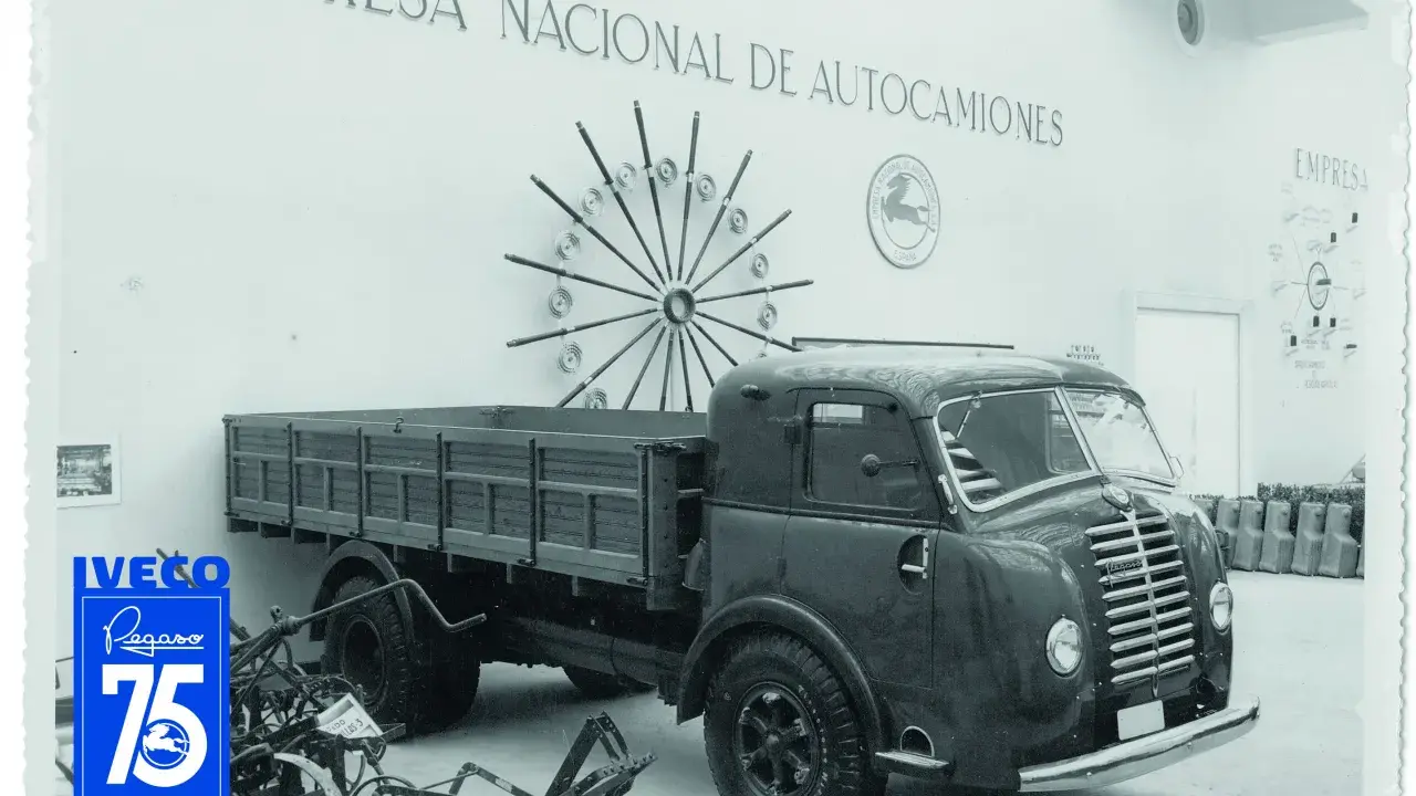 Camión Pegaso de la Empresa Nacional de Autocamiones, con el logo de IVECO y la celebración del 75 aniversario.