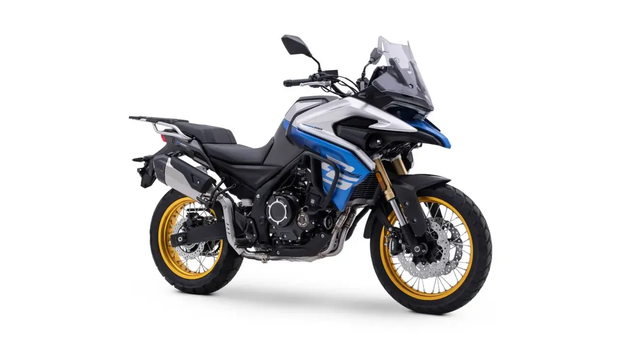 Moto de aventura azul y plateada, ideal como moto para principiantes. Perfecta para explorar caminos nuevos.