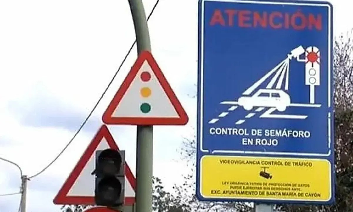Señales de tráfico advierten: por saltarse un semáforo en rojo quitan puntos. Cámaras vigilan.