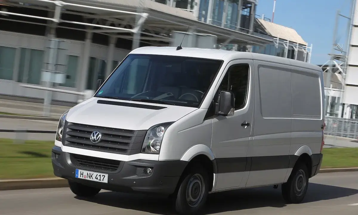 Furgoneta blanca Volkswagen en movimiento. El carnet de coche es el B, perfecto para conducir este vehículo.