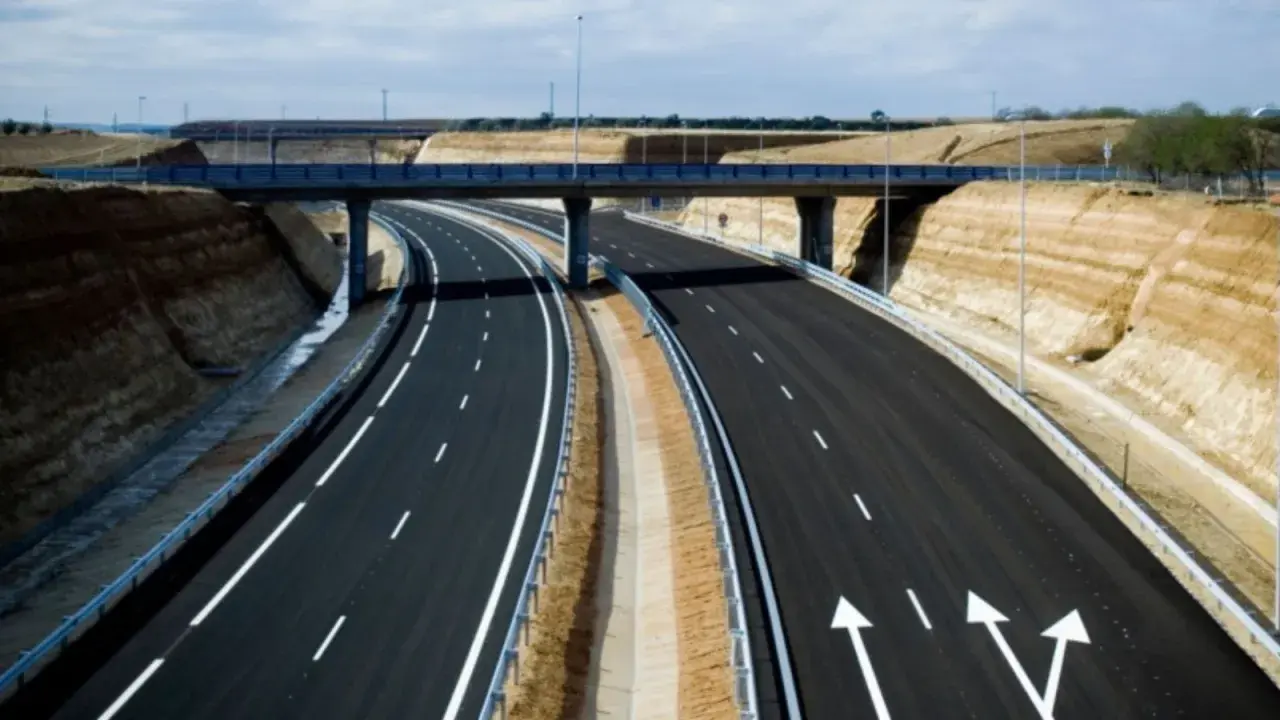 Autopista ap41 gratis, con un puente y cortes en la tierra.