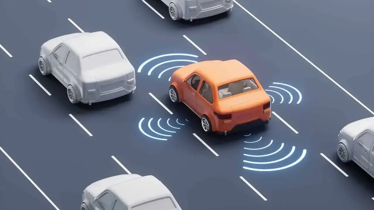 Un coche naranja emite ondas de señalización, indicando su sistema aeb adas. Otros coches blancos circulan a su alrededor en la carretera.