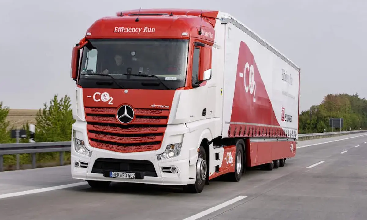Camión Mercedes-Benz Actros con diseño "Efficiency Run" y "-CO₂". ¡Ideal para cuando te puedes sacar el carnet de camión!