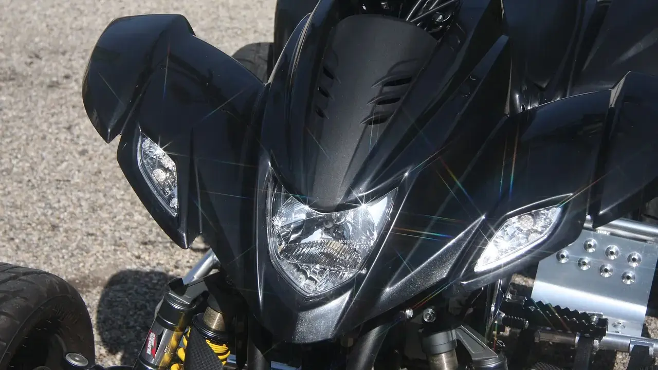 Detalle frontal de un quad negro brillante. Para conducir un quad de 500cc, se necesita el carnet B.