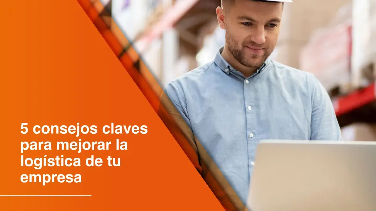 Operador de transporte con casco blanco revisa datos en laptop en almacén. Texto: "5 consejos claves para mejorar la logística de tu empresa".