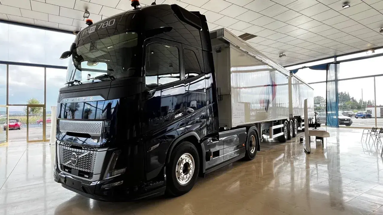 Camión euromodular Volvo FH 780 negro brillante, listo para la carretera.