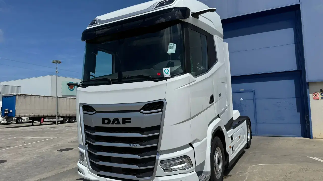 Camión DAF XF 530 blanco, moderno y listo para la carretera. Su diseño aerodinámico promete un bajo consumo.