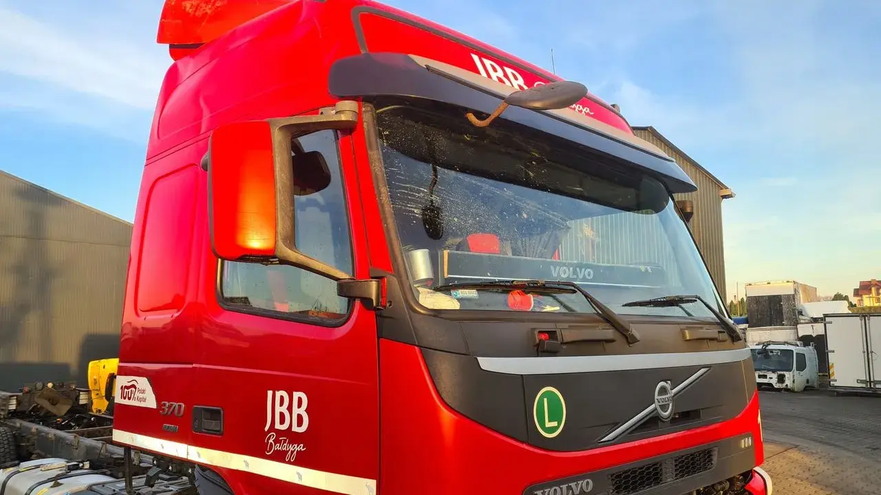 Cabina roja de un Volvo Globetrotter, lista para recorrer el mundo.