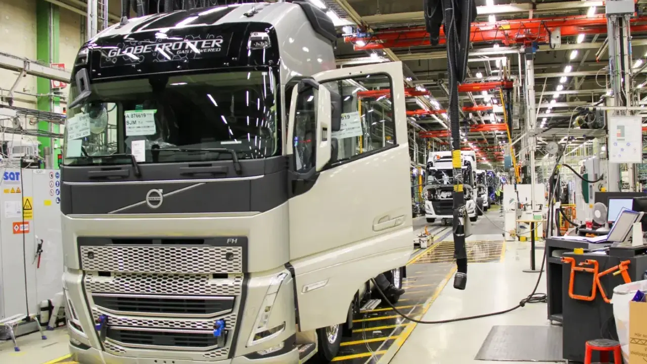 Camión Volvo FH en línea de montaje. El Volvo Group fabrica estos vehículos.