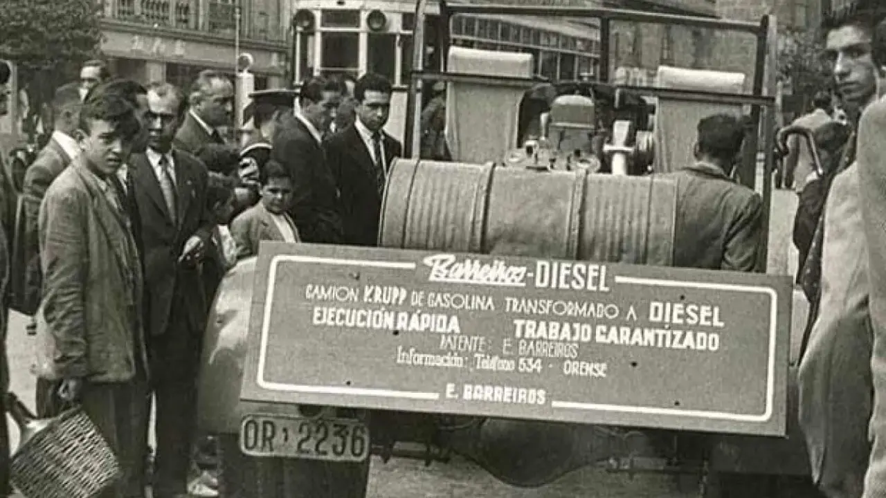 Un camión Barreiros-Diesel, transformado de gasolina, exhibido en la calle. Un grupo de hombres observa la innovación.