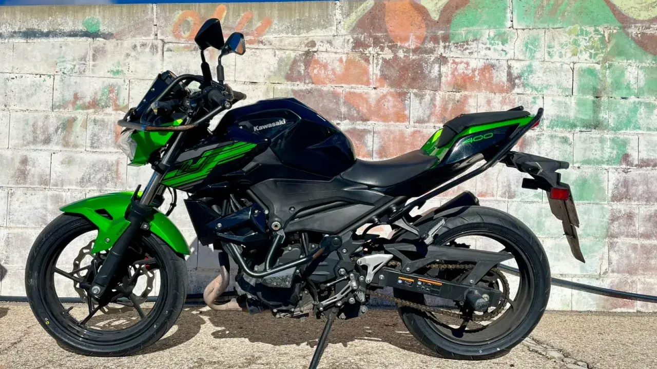 Kawasaki Ninja 400 negra y verde, lista para la aventura. Un carnet moto grande es lo que necesitas para domarla.