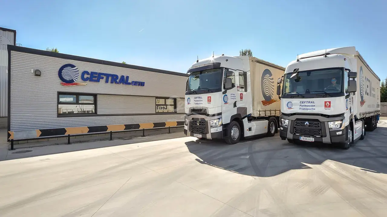 Dos camiones de CEFTRAL, listos para el curso de tráfico de mercancías por carretera.