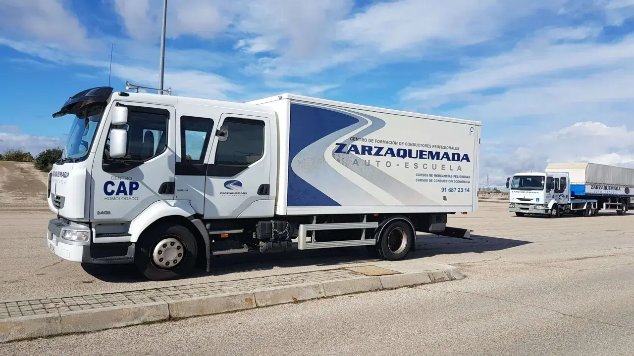 Camiones de autoescuela Zarzaquemada. Consulta el permiso C1 precio y otros cursos.