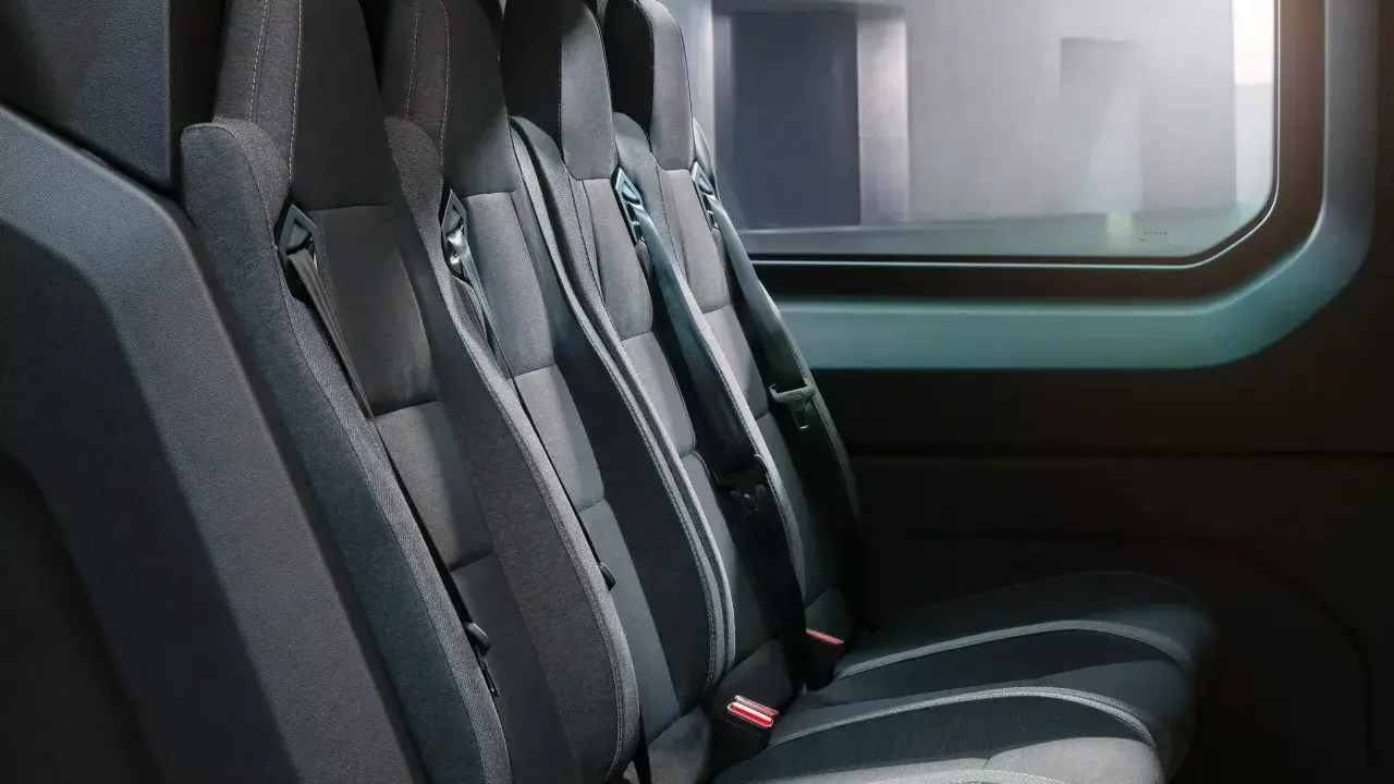 Asientos traseros del renault master interior, con cinturones de seguridad y ventana lateral.