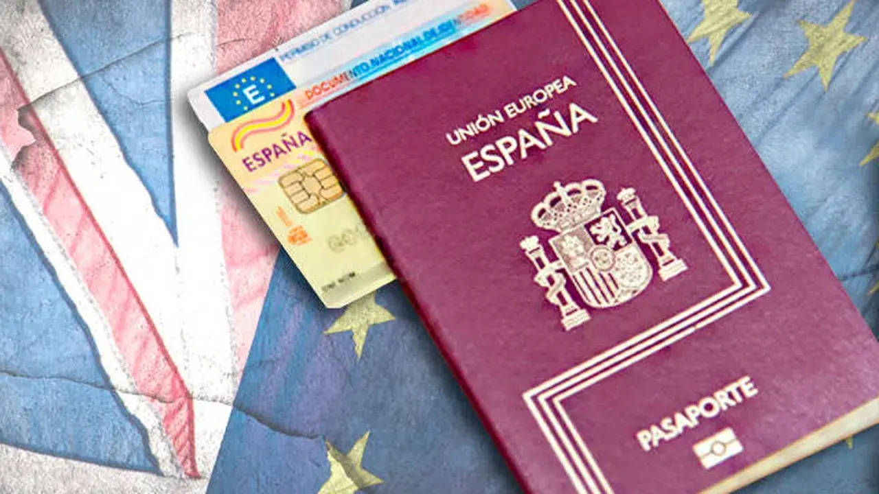 Pasaporte español y carnet de conducir básico sobre banderas de Reino Unido y Unión Europea.