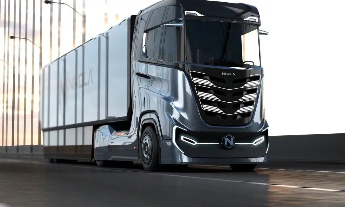 Camión Nikola Tre futurista en carretera, con su diseño aerodinámico y luces LED.